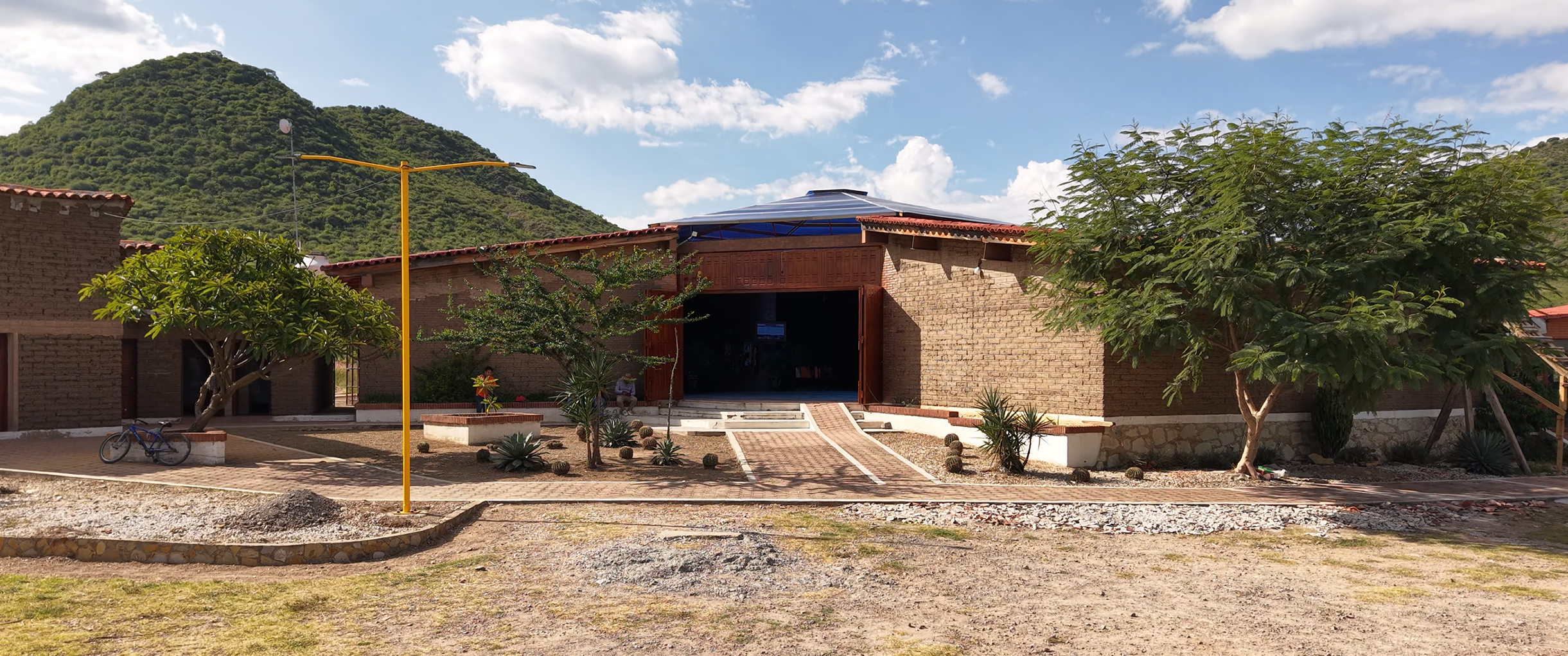 Artesanos de Santo Tomás Jalieza trabajando en sus telares tradicionales
