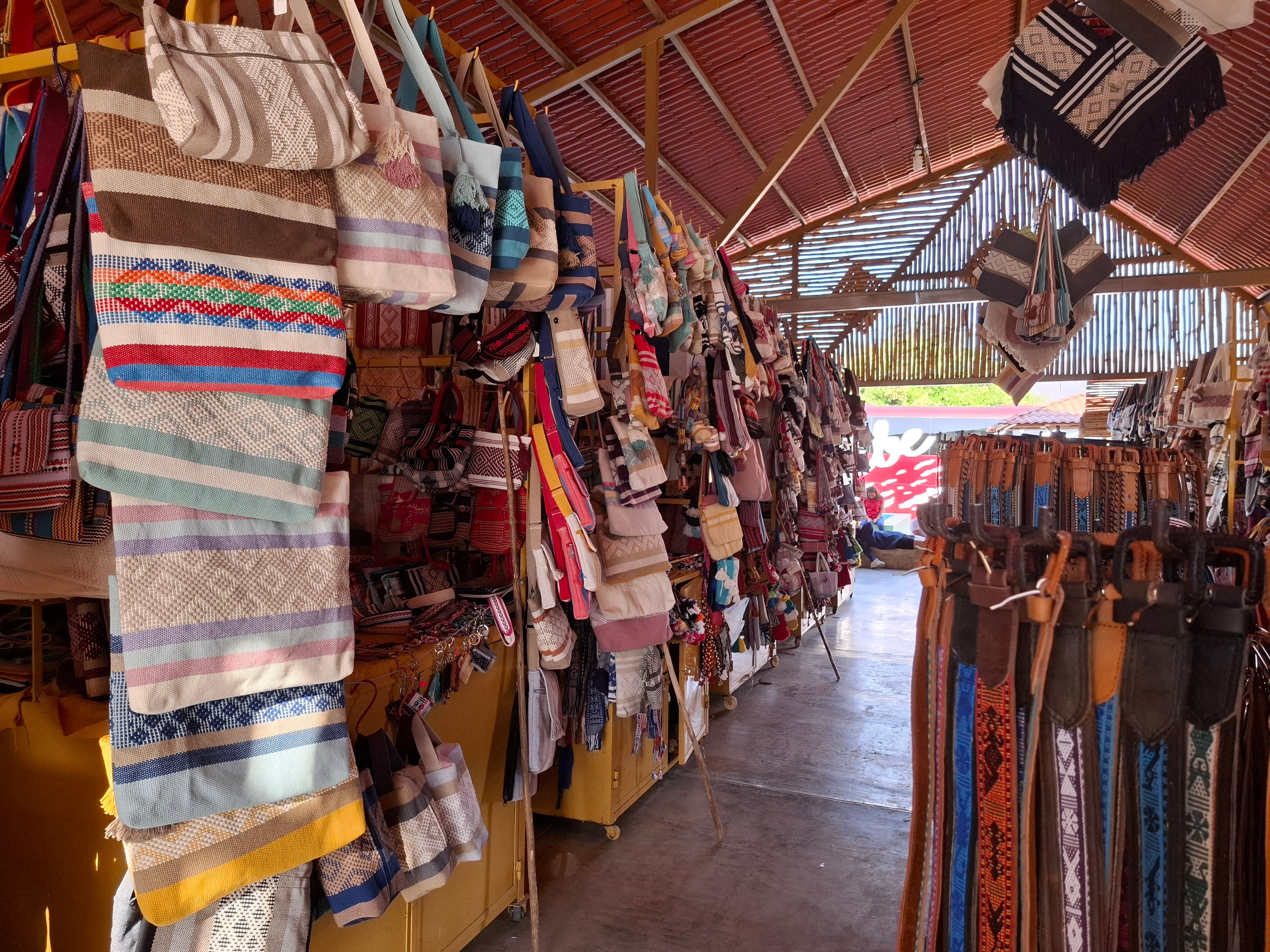 Textiles tradicionales de Jalieza con patrones zapotecas