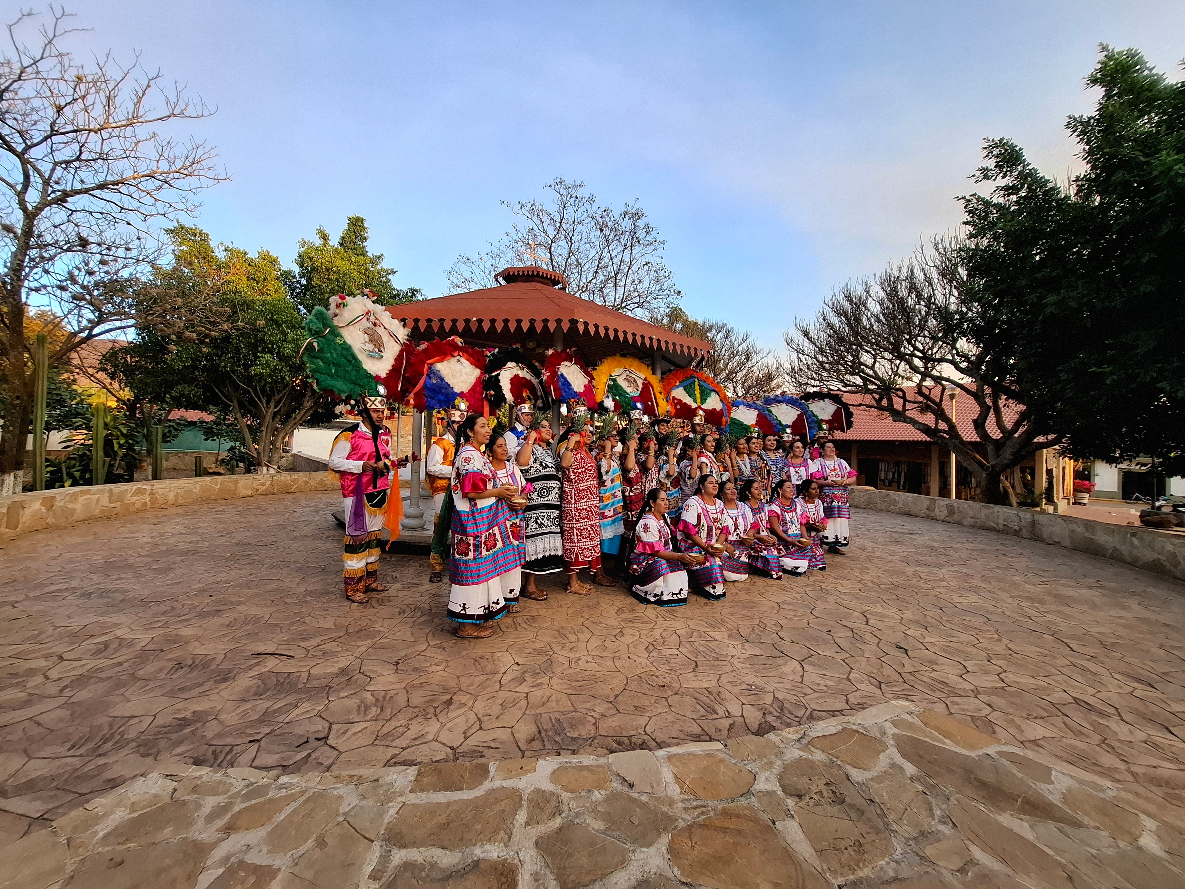 Grupo de danza tradicional en Jalieza
